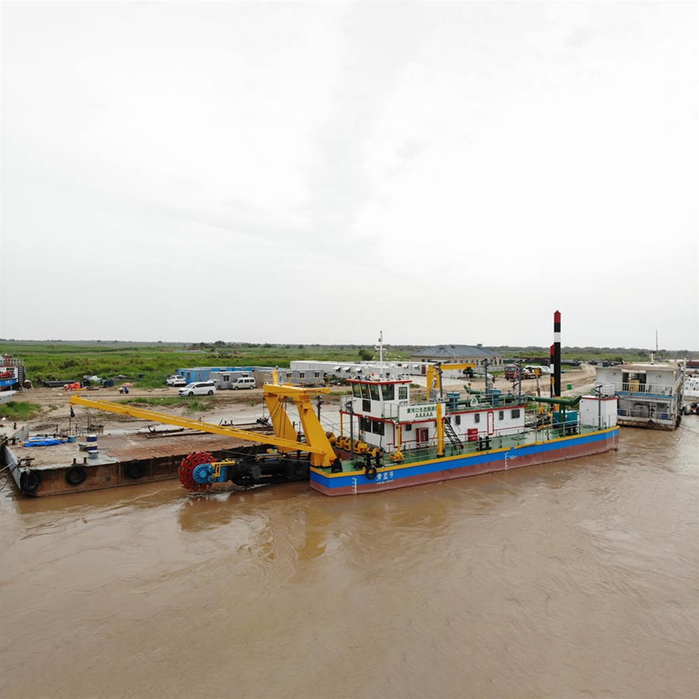東營(yíng)黃河三角洲“黃藍(lán)號(hào)”清淤船現(xiàn)場(chǎng)
